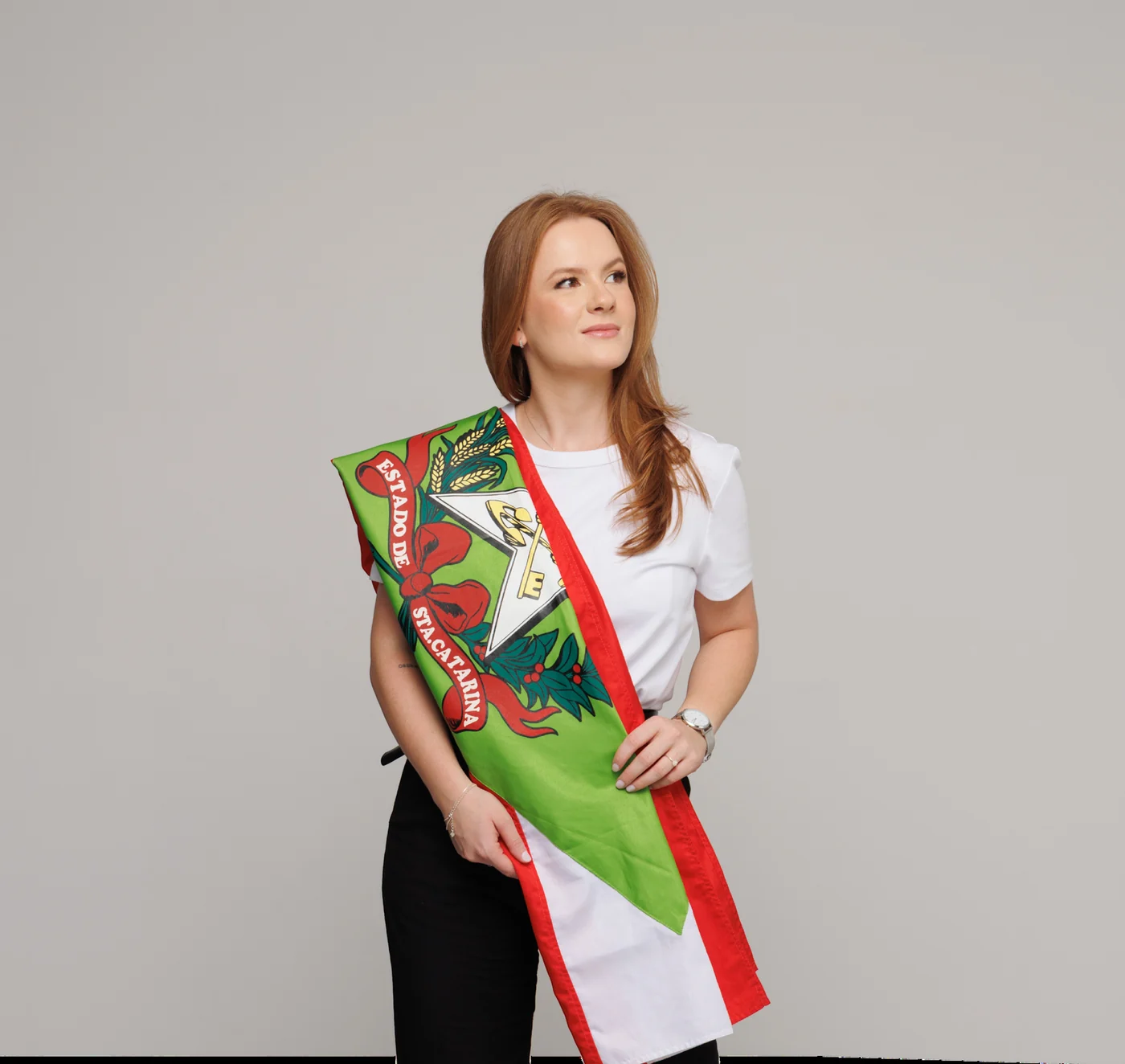 Isadora Piana com a faixa de Santa Catarina, pré-candidata a Deputada Estadual